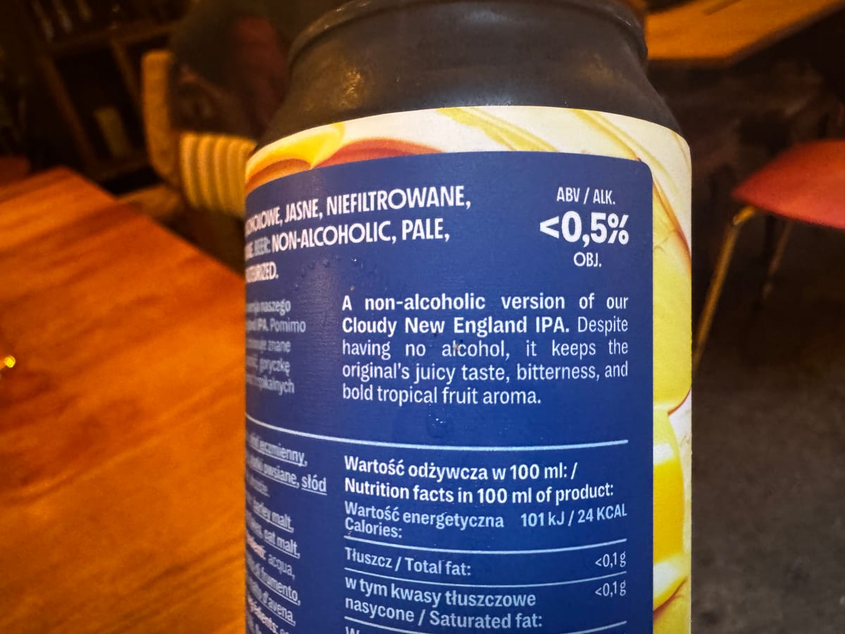 Nærbillede af bagsiden på en dåse Funky Fluid Free Cloudy med engelsk produkttekst