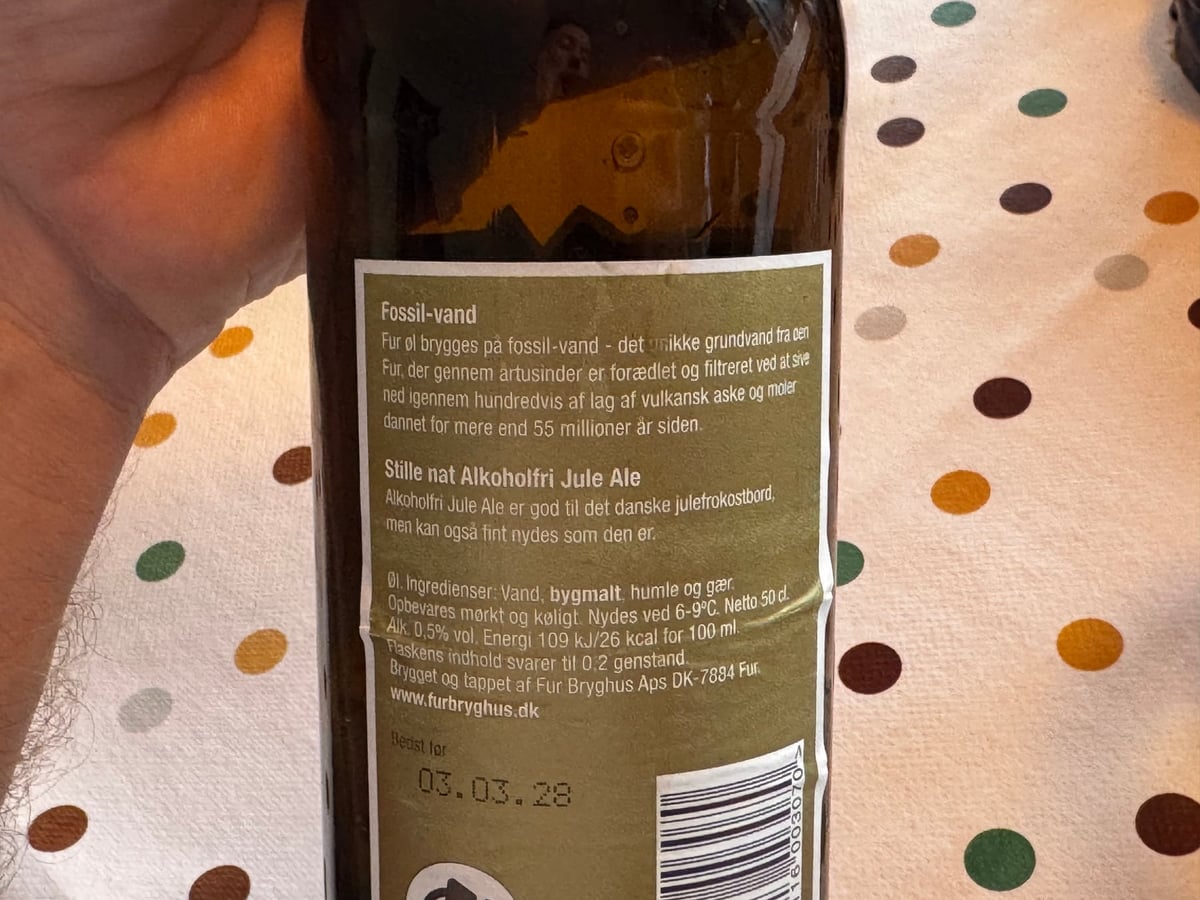 Bagsideetiket på Fur Stille Nat med beskrivelse, ingredienser, 0,5 procent alkohol og 50 cl
