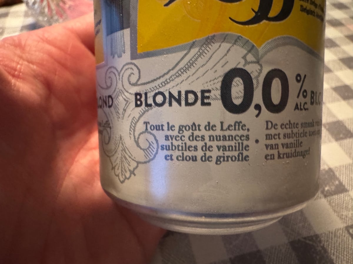 Nærbillede af Leffe Blonde 0,0 %-dåsens franske tekst om vanilje og nellike