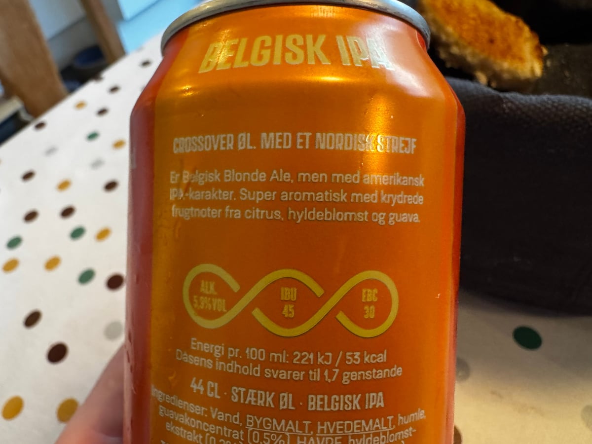 Bagsiden af Schiøtz Belgisk IPA med beskrivelse af citrus, hyldeblomst og guava samt IBU 45