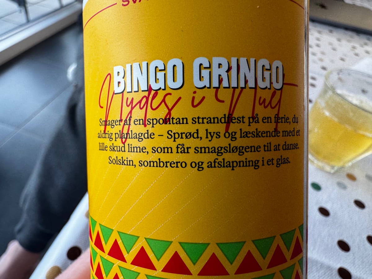 Nærbillede af Bingo Gringo-etikettens tekst om lime, solskin og strandfest