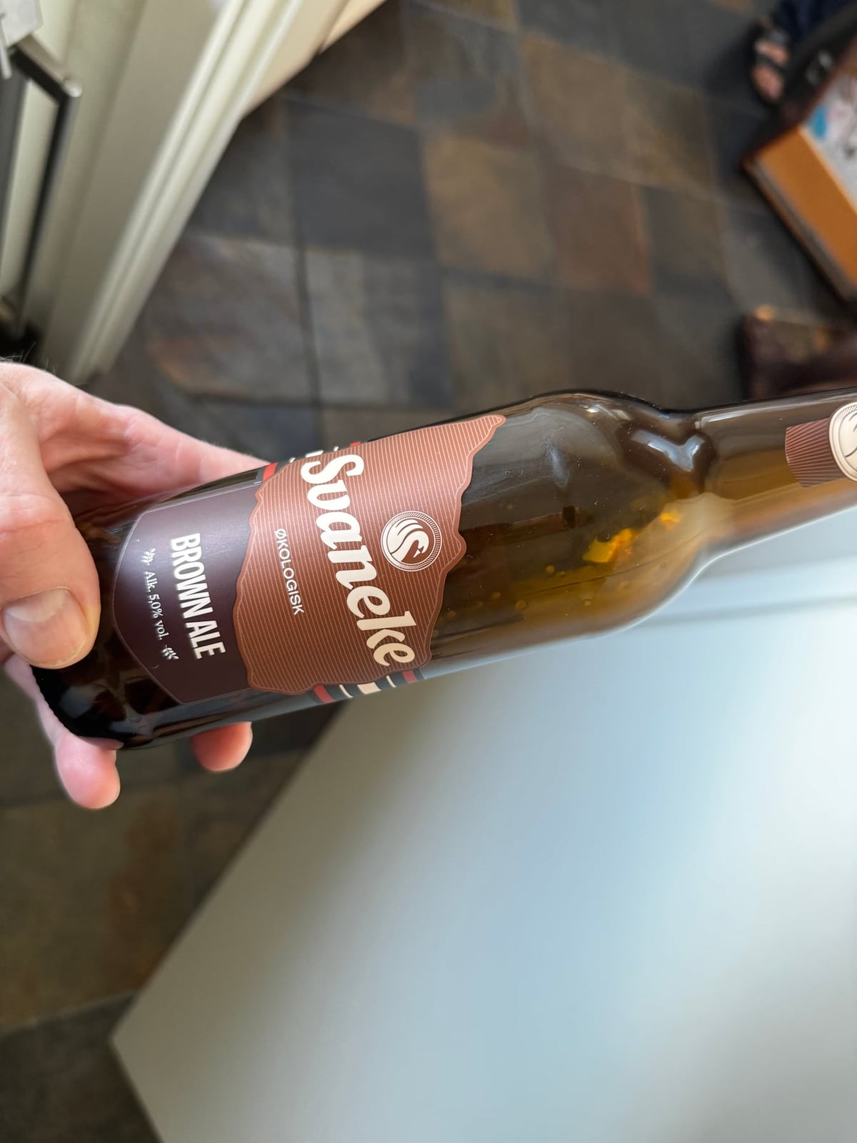 Flaske Svaneke Brown Ale med den turkise og brune forsideetiket