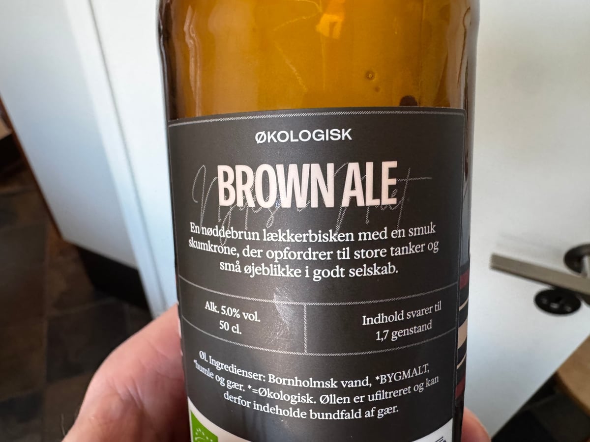 Bagsiden af Svaneke Brown Ale med beskrivelse, alkoholprocent og ingredienser