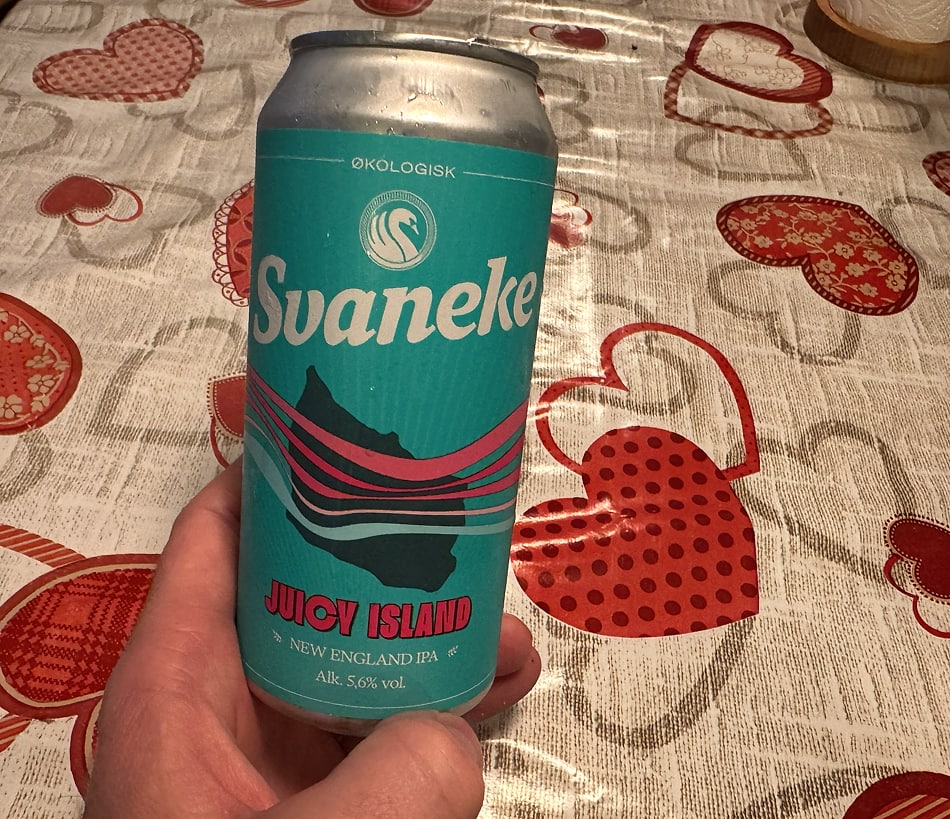 En hånd holder en turkis dåse Svaneke Juicy Island New England IPA