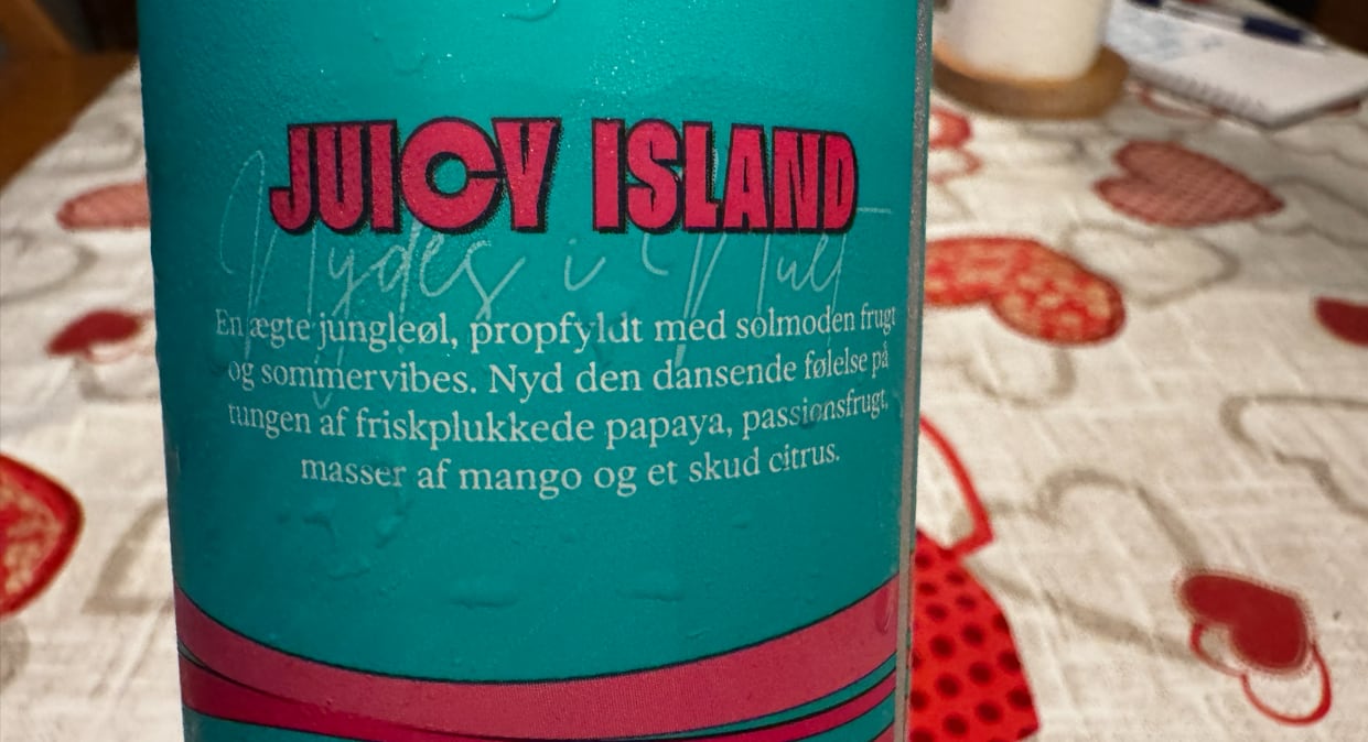 Nærbillede af teksten på etiketten på Svaneke Juicy Island