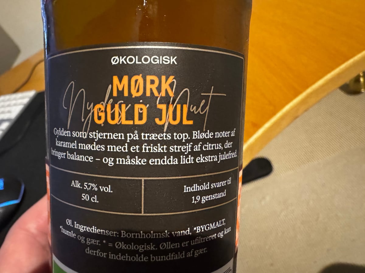 Bagsideetiketten på Mørk Guld Jul med produktbeskrivelse, 5,7 procent alkohol og 50 cl