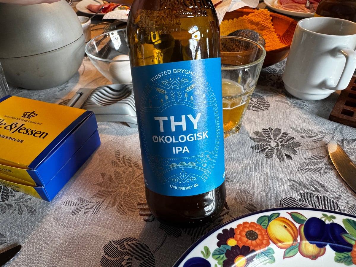 Thy Økologisk IPA med etikettens produktnavn og alkoholprocent synlig